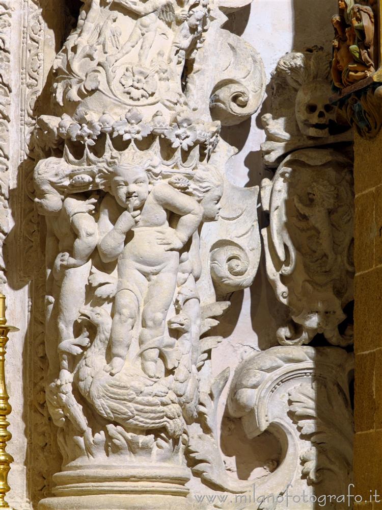 Gallipoli (Lecce) - Dettaglio delle decorazioni scultoree dell'altare dell'Immacolata Concezione nel Duomo